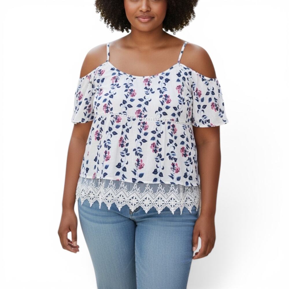 SKIES ARE BLUE CURVY PLUS Langlock Adjustable Cold Shoulder Top with Lace Trim